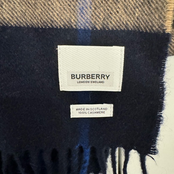 Burberry classic check cashmere scarf - Picture 2 of 4